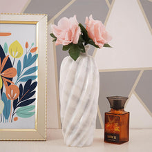 Load image into Gallery viewer, Lined Accent Vase