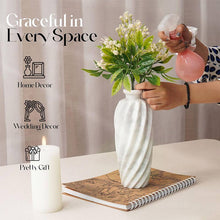 Load image into Gallery viewer, Lined Accent Vase
